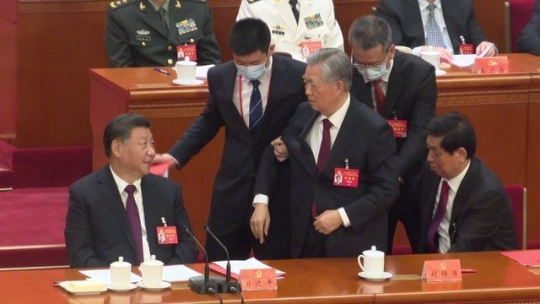 「胡錦濤氏は体調が良くなかった」中国共産党大会閉幕式での途中退席について