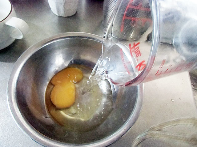 倍量の水で卵を溶く