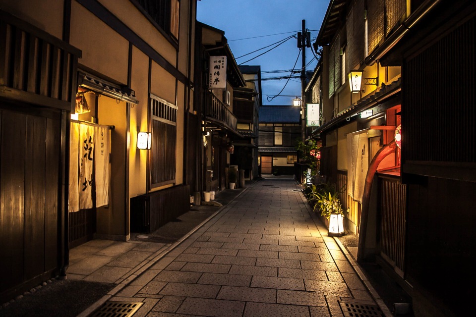 夜の祇園中道