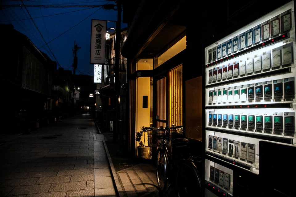 京都祇園のタバコ自販機前