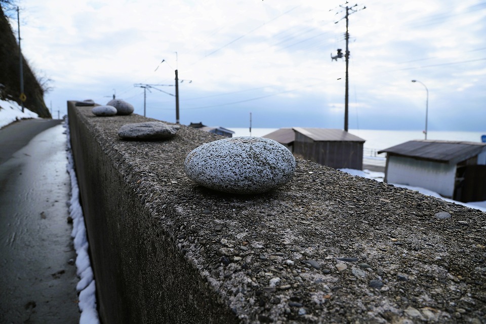 塀垣の丸い石