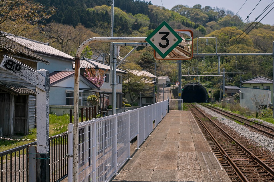 小波渡駅上りホームの「３」