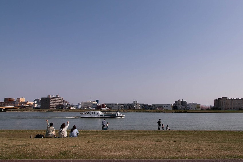 信濃川と遊覧船