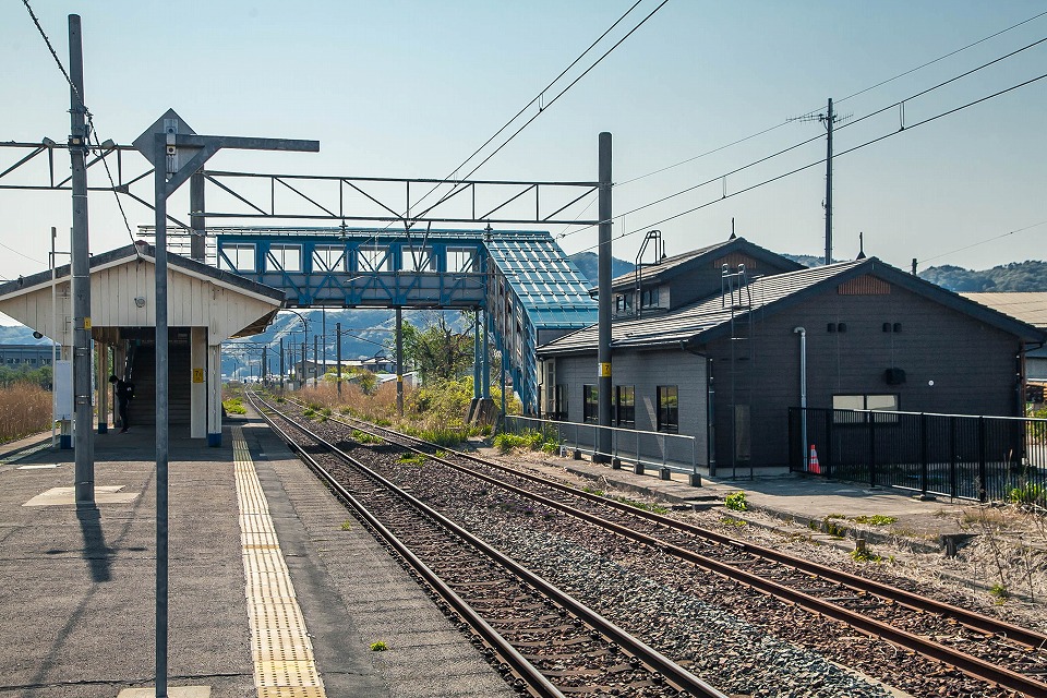 「羽前大山駅」駅舎とホーム