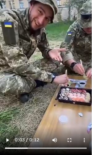 ウクライナ兵昼飯は寿司